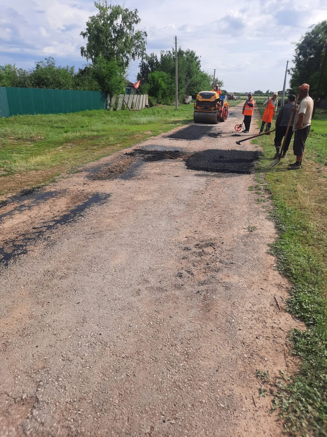 В п.Зерновой Зерновского МО произведен ямочный ремонт дорожного покрытия по ул.Центральной.