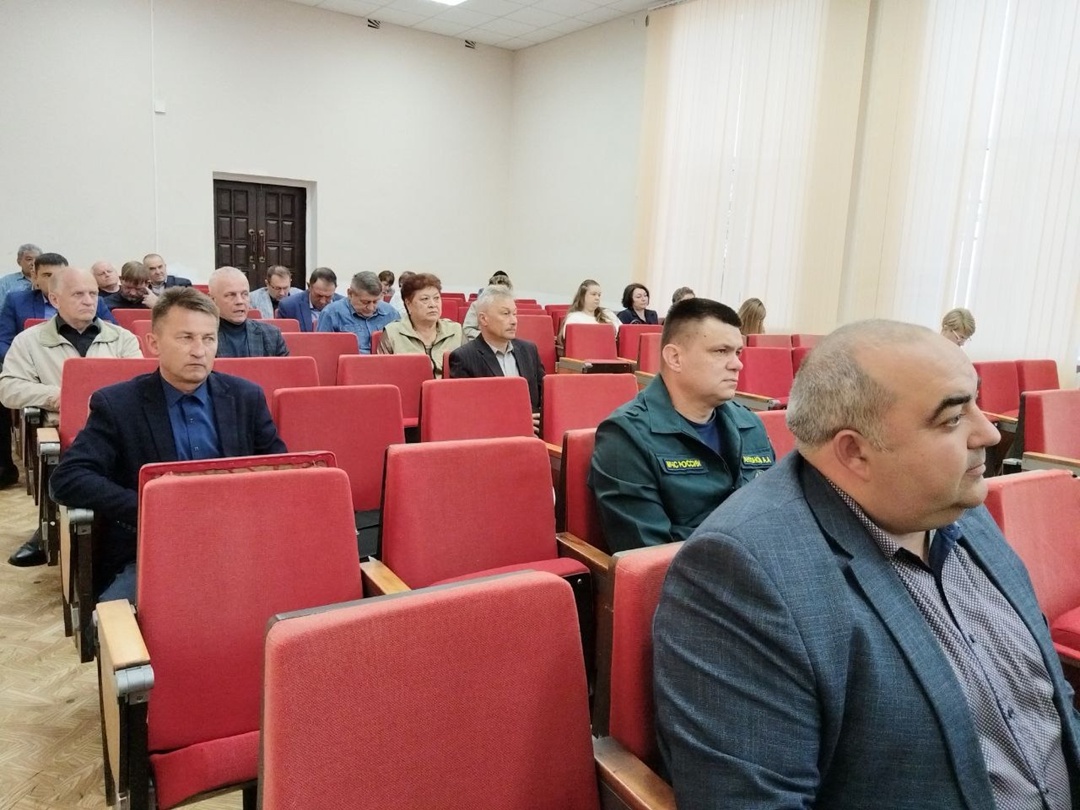 Постоянно действующее совещание с начальниками отделов администрации и руководителями организаций.