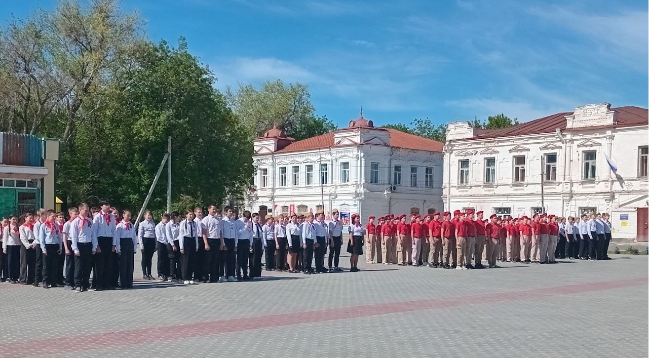 7 мая 2025 года в р. п. Дергачи прошел муниципальный смотр-конкурс строя и песни «Марш Победы – 2025». Мероприятие было посвящено 80-летию Победы в Великой Отечественной войне 1941-1945 годов..