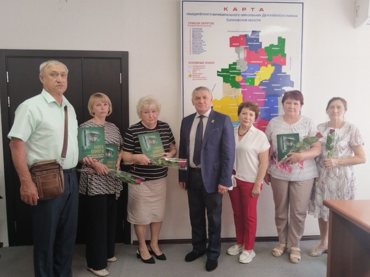 Семьям погибших вручили участников СВО "Книгу памяти Саратовской области". Семьям погибших вручили участников СВО "Книгу памяти Саратовской области".