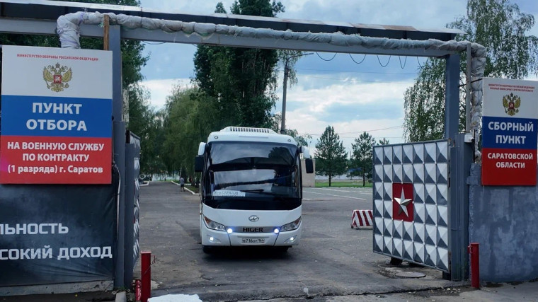 Жители Саратовской области активно заключают контракты с Министерством обороны России для участия в СВО. Жители Саратовской области активно заключают контракты с Министерством обороны России для участия в СВО.